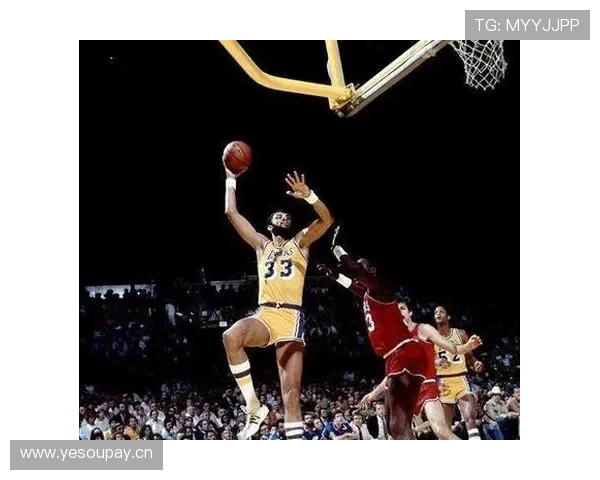 贾巴尔无球跑位拉开空间，天勾效率仍主导内线